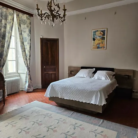 לינה וארוחת בוקר Chateau De Bournet 4*